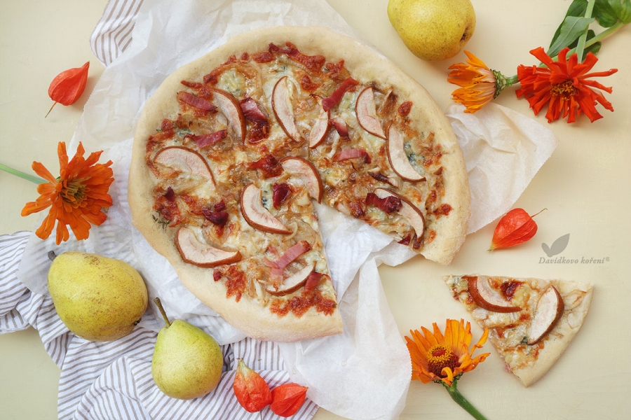 Pizza s hruškou, gorgonzolou a prosciuttem