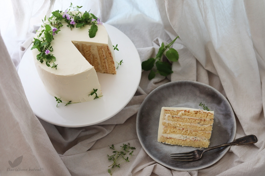 Vertikální bezový dort s bylinkovým krémem