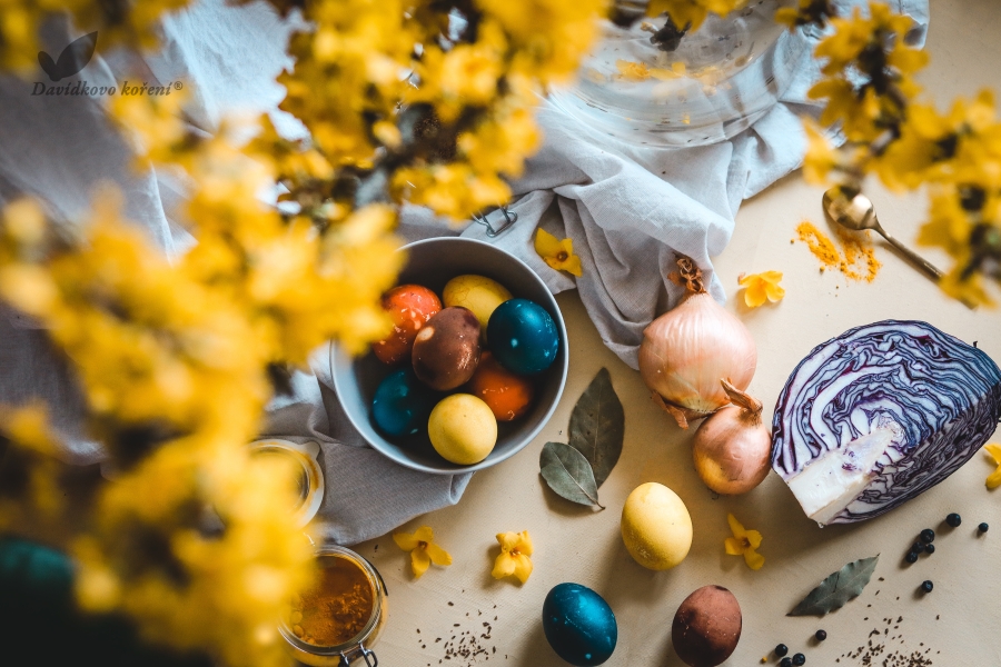 Kořením přírodně barvená velikonoční vajíčka